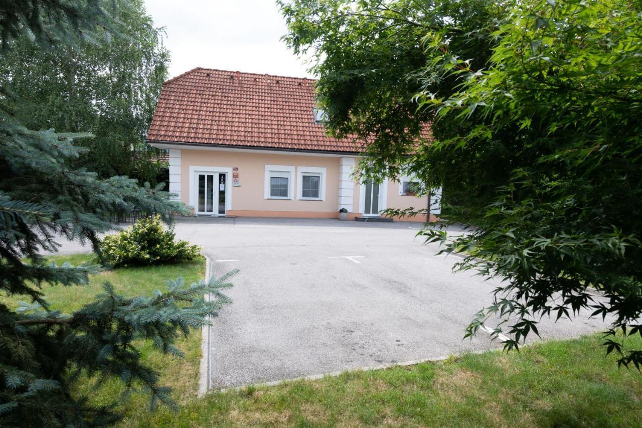 Apartmaji In Sobe Ramar Straza Extérieur photo
